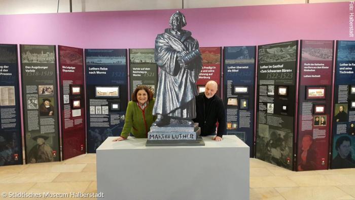  Hinter Luther schauen die Leiterin Cornelia Wenzel und der Chef des Städtischen Museums Halberstadt, Armin Schulze, hervor.