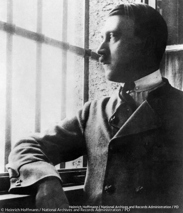 Adolf Hitler hinter Gittern in Untersuchungshaft am 30. November 1923. In Landsberg wird er »Mein Kampf« schreiben. Und ein Amtsarzt wird interessante Details in die Krankenakte schreiben.