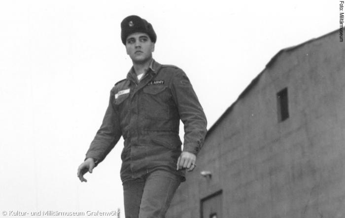Elvis vor seiner Baracke im Camp Algier