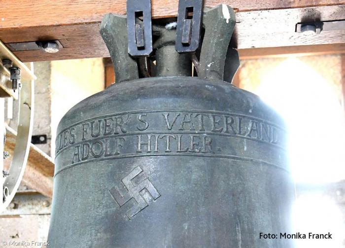 »Alles für's Vaterland - Adolf Hitler« steht zusammen mit einem Hakenkreuz auf einer Glocke in der Herxheimer protestantischen Kirche.