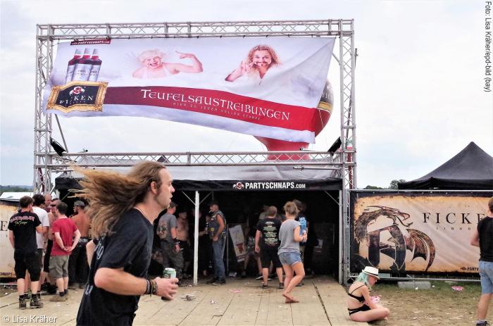 Das »Summer Breeze« bei Dinkelsbühl ist das größte Metal-Festival Süddeutschlands. Während Geistliche in den vergangenen Jahren vor dem »dämonischen Einfluss« des Musik-Events warnten, baut der evangelische Pfarrer Michael Wolf und sein Team ein Zelt auf.