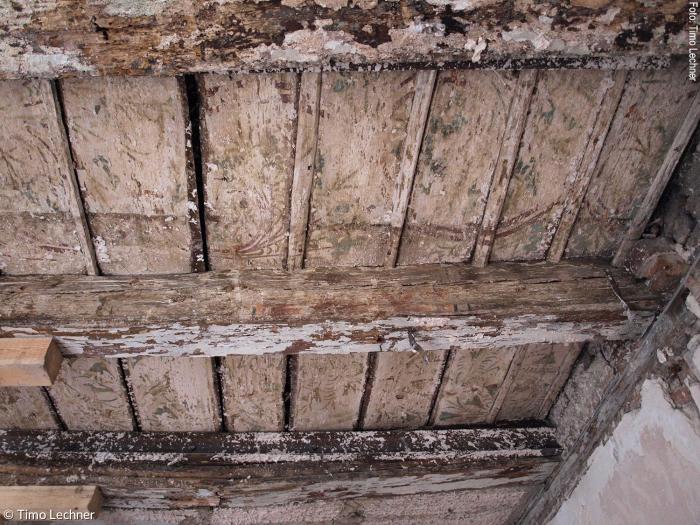 Man muss genau hinsehen: An dieser Holzdecke wurden florale Malereien gefunden, die noch aus dem 14. Jahrhundert stammen. Sie haben die Zeit unter Lehmfüllungen überstanden.