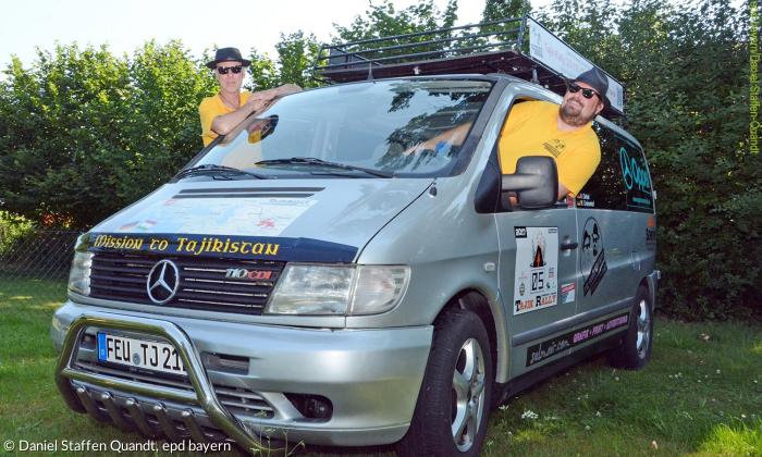 Zwei gefälschte Blues-Brothers wollen ein Ex-Punkmobil zu Balkan-Pop-Klängen in Afghanistans nordöstlichen Nachbarstaat lenken. Das wird auch ein musikalisches Abenteuer.