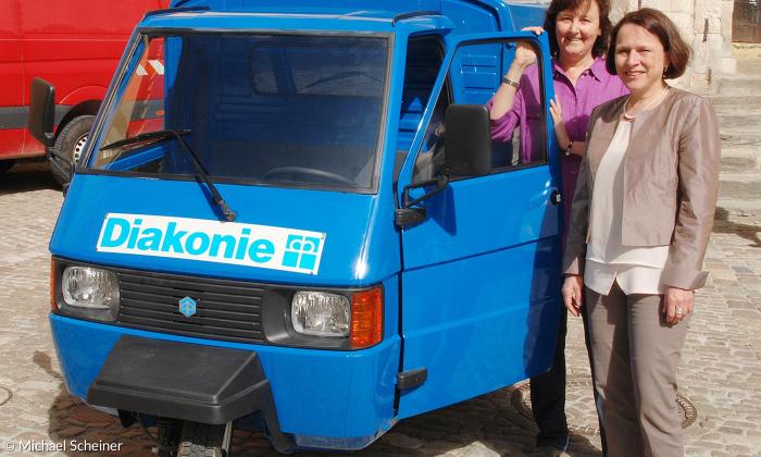 Vorstandsfrau Sabine Rückle-Rösner dankt Bürgermeisterin Gertrud Maltz-Schwarzfischer für die Unterstützung zur Anschaffung der Ape.
