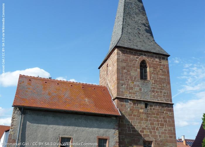 Die spätgotische Chorturmkirche St. Wendelinus in Essingen gehört als ehemalige Simultankapelle Protestanten und Katholiken gemeinsam. Auch in ihrem Turm könnte eine »Hitlerglocke« hängen.