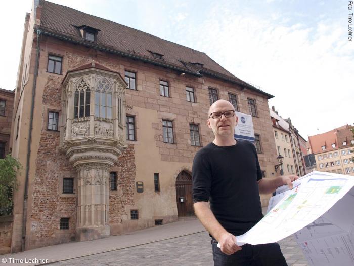 Architekt Johannes Fritsch vor dem Sebalder Pfarrhof in Nürnberg.