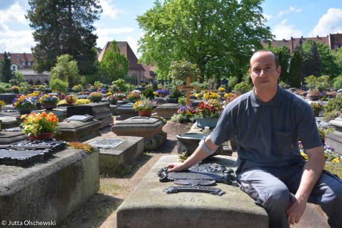 Friedhofspfleger Marc Beschner auf dem Nürnberger Johannis-Friedhof