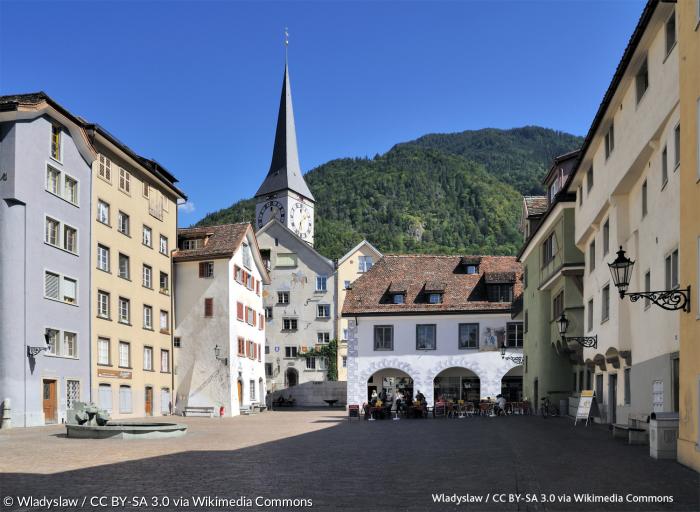 Die Churer Altstadt: Blick vom Platz Arcas auf den Kirchturm der reformierten Martinskirche.