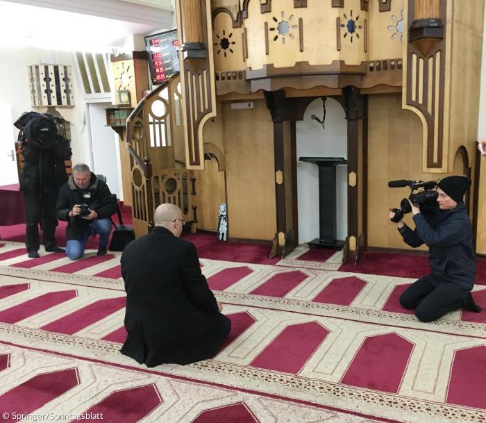 Der Freiburger Islamwissenschaftler und Religionspädagoge Abdel-Hakim Ourghi beim Gebet in der Berliner Dar-as-Salam-Moschee (Neuköllner Begegnungsstätte).