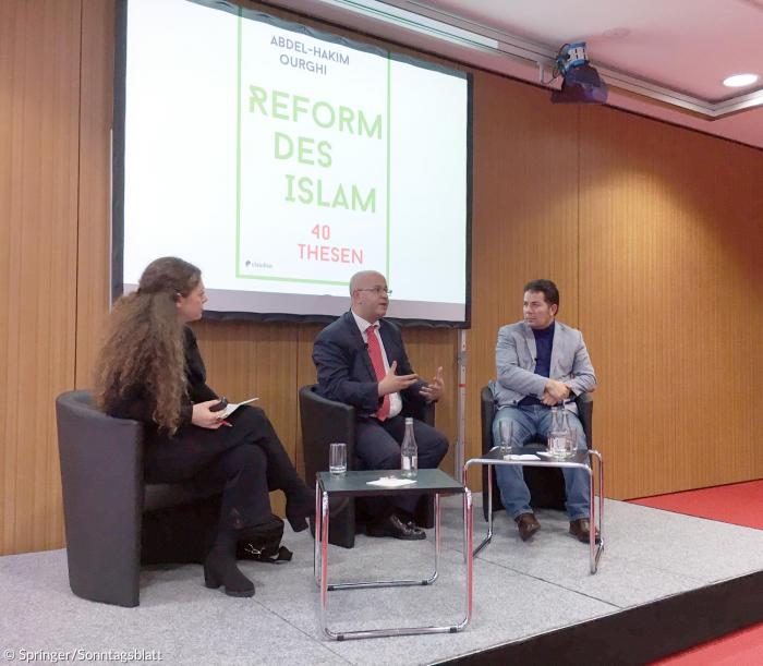Abdel-Hakim Ourghi (Mitte) in der Diskussion mit Islamkritiker Hamed Abdel-Samed und Moderatorin Shelly Kupferberg bei der Präsentation seines Buchs »Reform des Islam« in der Berliner Bundespressekonferenz.