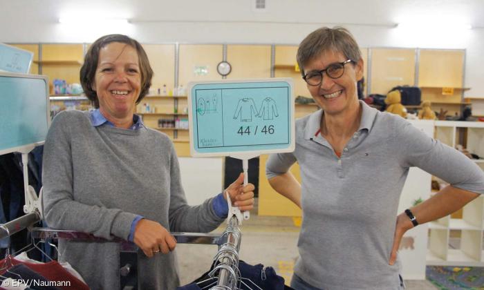 Vanessa Hadzic (links) und Katrin Ritter von der Kleiderkammer.