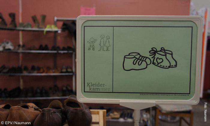 Piktogramme lotsen durch die Kleiderkammer. 