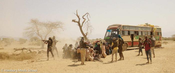 Szene aus Watu Wote: Terroristen greifen einen Reisebus an und wollen Christen unter den Muslimen suchen. 