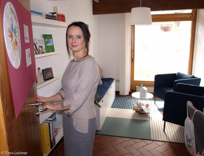 Evelyn Lacken in ihrem Beratungszimmer im Ökumenischen Familienstützpunkt in Neunkirchen am Brand.