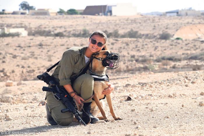 Mira Härtl aus München und ihre Hündin Abie auf der israelischen Luftwaffenbasis, auf der sie gemeinsam Dienst tun.