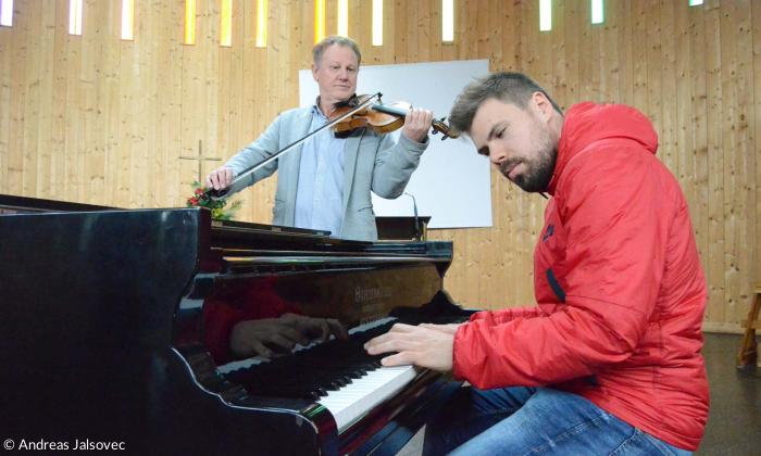 Pfarrer Alan Büching (li.) und Musikproduzent David Hüger in der Kirchengemeine Diedorf