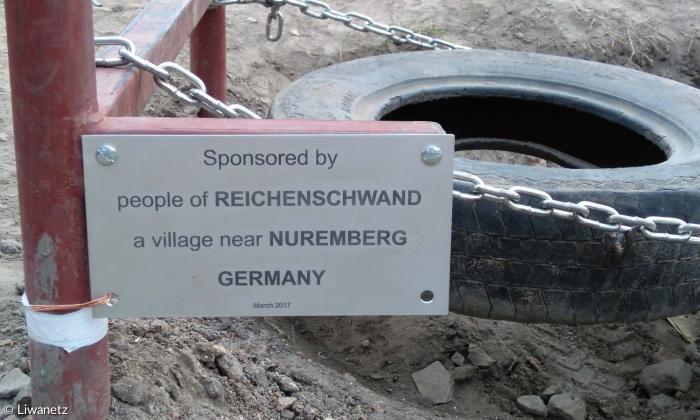 »Gestiftet von Menschen aus Reichenschwand, einem Dorf bei Nürnberg in Deutschland« steht auf einem der Spielgeräte auf dem nepalesischen Spielplatz.