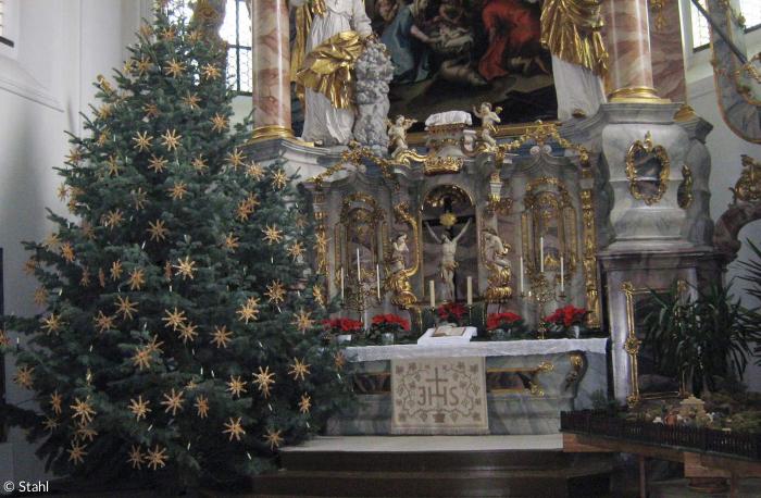 Die Sterne aus Holzspänen, die den Christbaum der evangelischen Kirche Weiden schmücken, stammen aus den 1960er-Jahren.