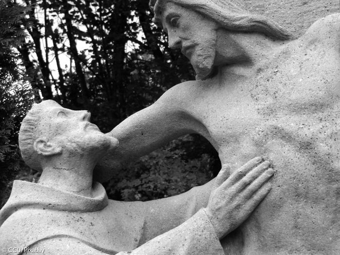 Statue eines Heiligen der seine Hände nach Jesus streckt 