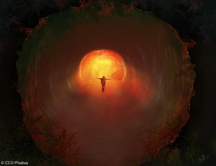 Ein Mann bewegt sich dem Licht am Ende des Tunnels entgegen