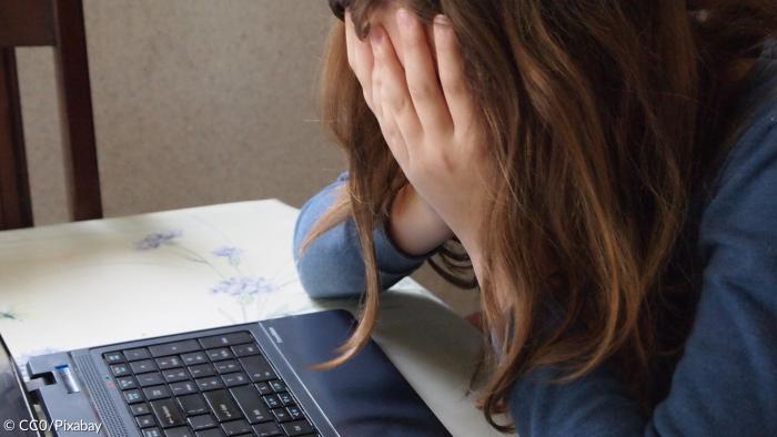 Mädchen Laptop PC Computer traurig