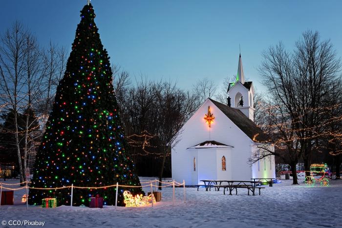 Weihnachtsbaum Kirche Schnee