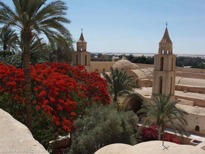 Palmen und Blüten: St.-Pischoi-Kloster (Anba Bishoy Monastery) im ägyptischen Wadi el-Natrun.