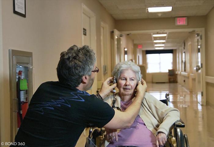 Bild aus der Dokumentation »Alive Inside« über den Einsatz individualisierter Musik in der Demenzpflege.