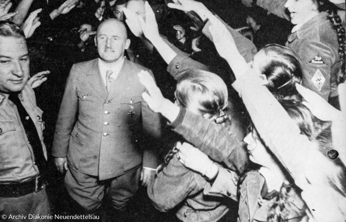 April 1938: Begeisterte Neuendettelsauerinnen begrüßen den »Frankenführer« Julius Streicher. 