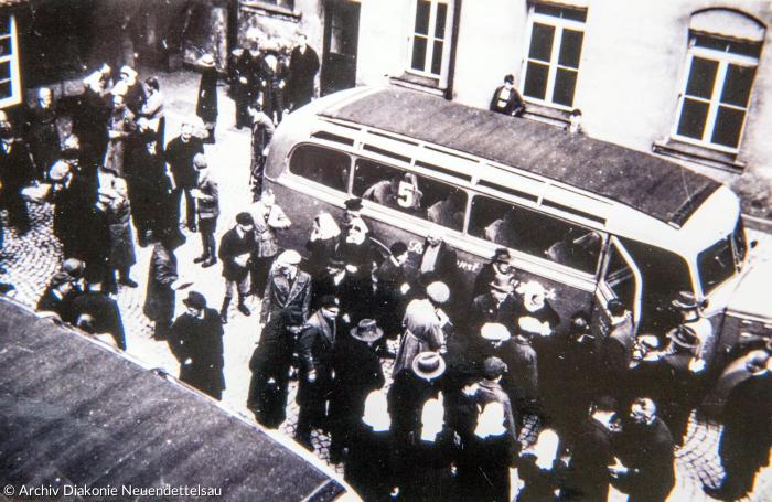 Die »Grauen Busse« der »Euthanasie«-Aktion: Menschen mit Behinderung werden im Februar oder April 1941 aus der Pflegeanstalt Bruckberg der Diakonissenanstalt Neuendettelsau abtransportiert. Von 1205 betroffenen Heimbewohnern überlebten 372. Das Foto wurde heimlich aufgenommen.
