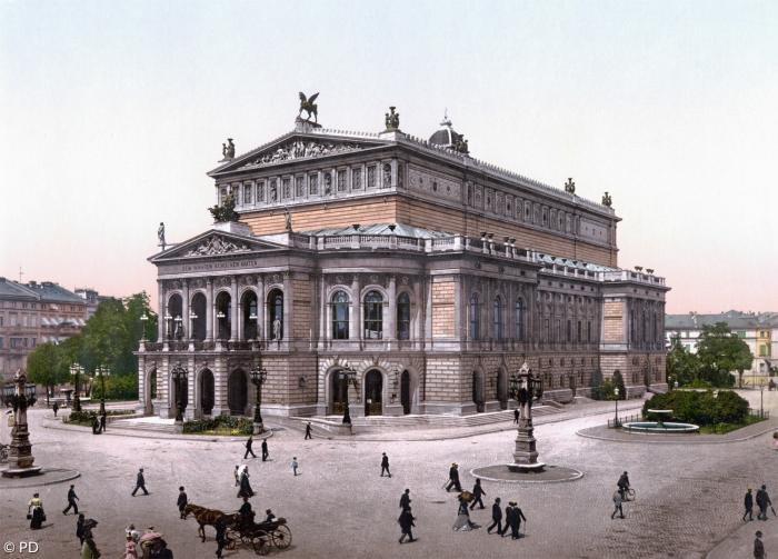 Die Alte Oper Frankfurt auf einem um 1900 entstandenen Photochromdruck: Hier wurde am 20. Februar 1943 Carl Orffs Oper »Die Kluge« uraufgeführt.