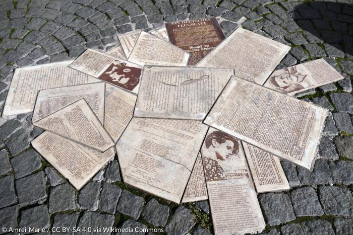 Vor dem Hauptgebäude der Münchner Ludwig-Maximilians-Universität erinnert diese Installation im Boden an die »Weiße Rose« und ihre Flugblätter, die sie in den Lichthof des Gebäudes fallen ließen.
