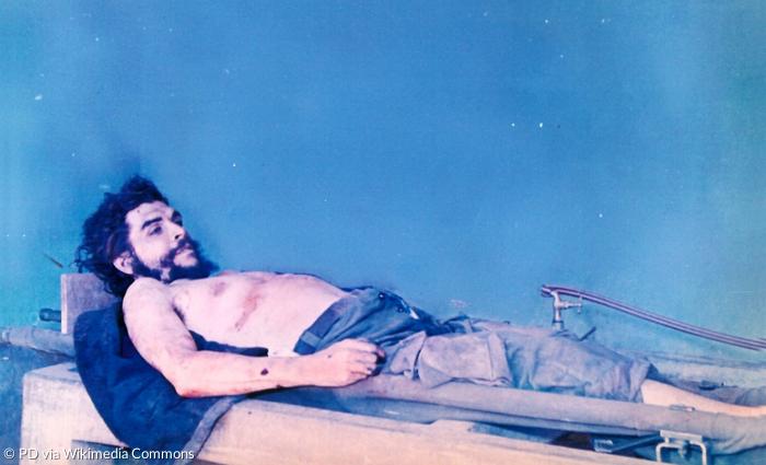 Die Leiche von Ernesto Che Guevara wurde in Bolivien öffentlich zur Schau gestellt. Das Foto machte ein verdeckter Mitarbeiter des US-Geheimdienstes CIA am 10. Oktober 1967, einen Tag nach Guevaras Tod.