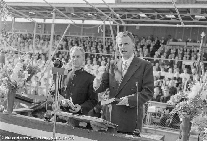 Billy Graham (rechts) bei einer Predigt in Oslo 1954.