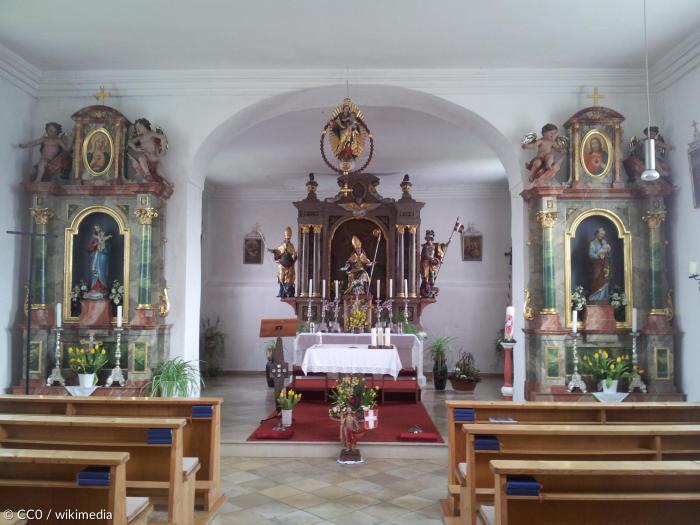 Innenraum der Katholischen Kirche St. Valentin in Gerlhausen in Oberbayern.