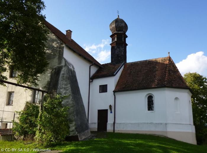 Die katholische Schlosskapelle St. Valentin ist im Kern spätgotisch, barockisiert mit Ausstattung. Sie liegt in der kleinen Ortschaft Au vorm Wald in Niederbayern.