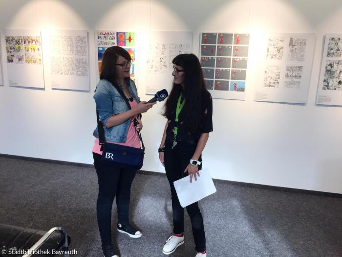 Interview vor den Bildern der Ausstellung "Toleranz in Comics und Graphic Novels" in Bayreuth