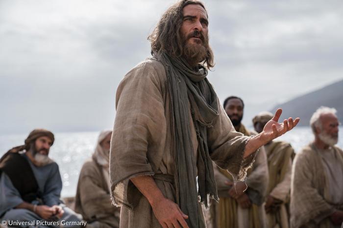 Jesus (Joaquin Phoenix) predigt am See Genezareth.