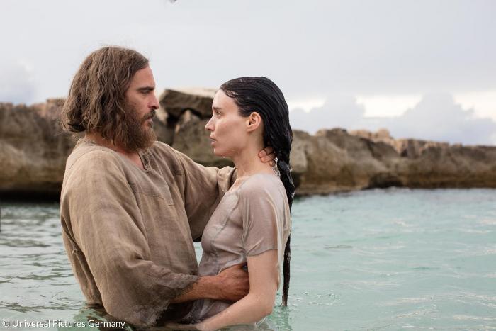 Jesus (Joaquin Phoenix) tauft Maria Magdalena (Rooney Mara).