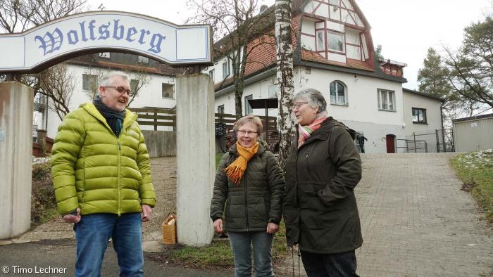 Ferdinand Höllerer, Ingrid Buchfelder und Renate Lendl vom Helferkreis in Neuhaus vor der Asylbewerberunterkunft.