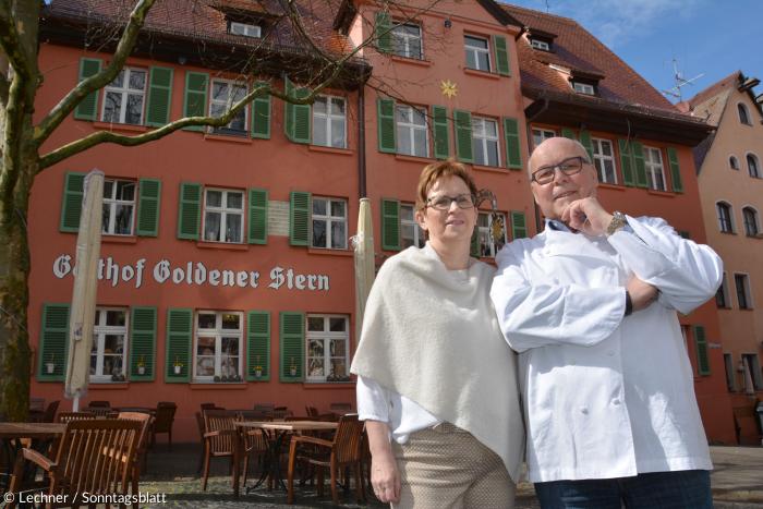 Petra und Dieter Trutschel vor dem »Goldenen Stern« in Schwabach, wo 1529 »Reformationsgeschichte« geschrieben wurde, als die »Schwabacher Artikel« verhandelt wurden.