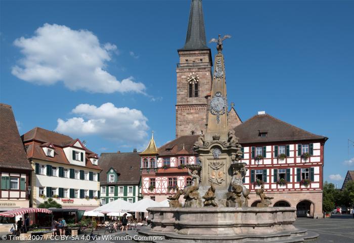 Der Königsplatz mit dem Schönen Brunnen, dem Rathaus und der Stadtkirche St. Johannes und St. Martin in Schwabach.