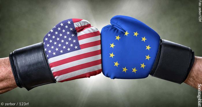 Boxhandschuhe mit den Flaggen von USA und EU.