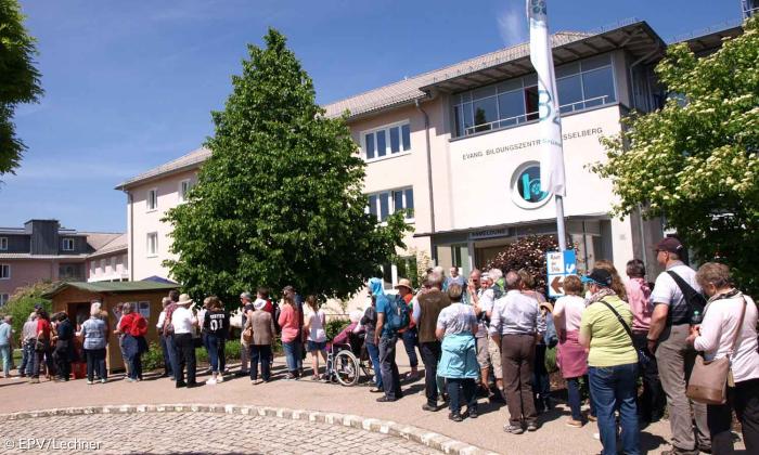 Hesselberg 2018 - Anstehen vor dem Bildungshaus