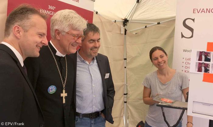 Hesselberg 2018 - Fotos machen beim Sonntagsblatt-Stand