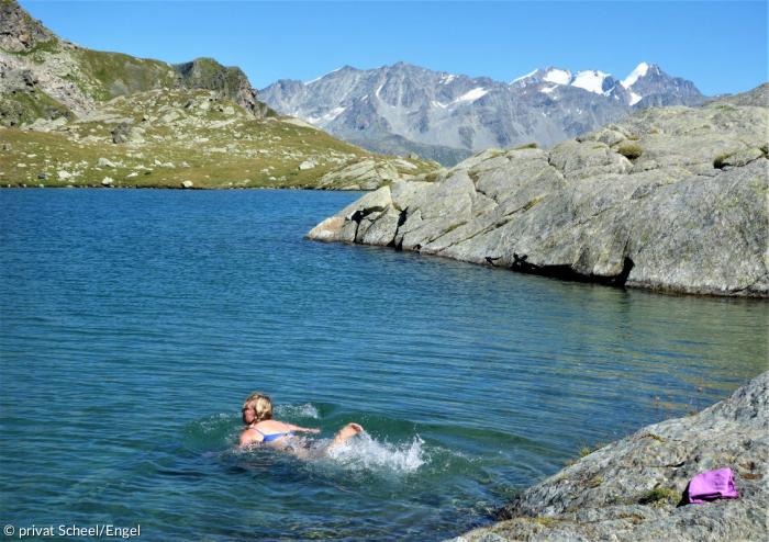 Christine Scheel beim Bad im eiskalten Bergsee