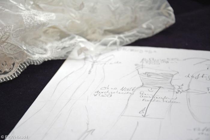Beim ersten Treffen mit den Bräuten entwirft Anna Uspek eine Skizze vom Brautkleid.