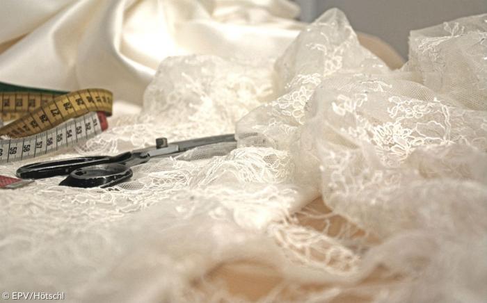 Brautkleider sind traditionell in Weiß. 