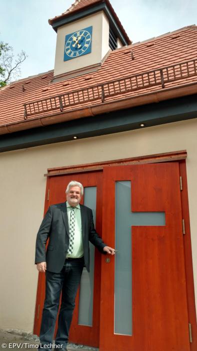 Walter Schnell ist stolz auf die neue Dorfkapelle in Rudelsdorf