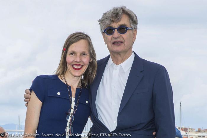 Wim Wenders mit seiner Frau, der Fotografin Donata Wenders, während der Filmfestspiele von Cannes im Mai 2018 bei der Präsentation von »Papst Franziskus - Ein Mann seines Wortes«.